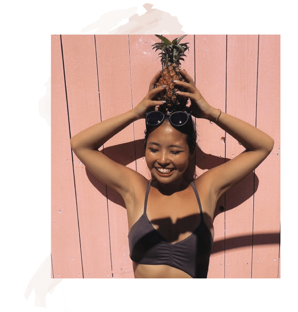 イメージ:水着でパイナップルを持つ女性